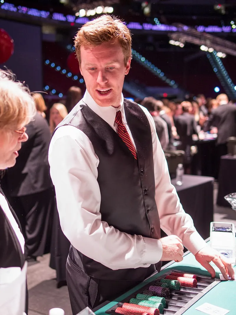 Live Dealer or Pokies: Which One Actually Gives You a Better Shot at a Big Win?